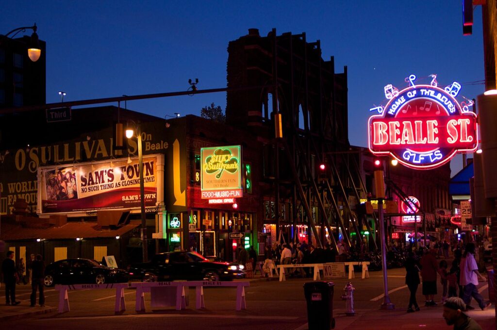 Freddy Cannon og Ron Dante har lavet et gedigent pophit med Down on Beale Street. Hatten af for de to herrer, som kan endnu.