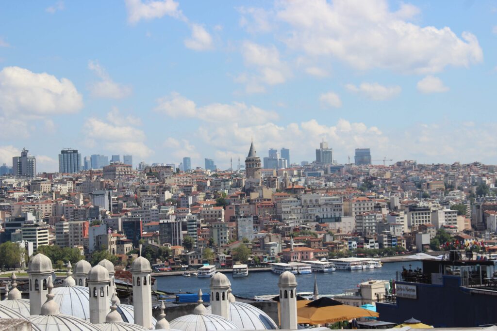 Istanbul er Europas største by med ca. 15 mio. indbyggere plus, og den er således Tyrkiets økonomiske, kulturelle og historiske centrum. Istanbul ligger, hvor Europa og Mellemøsten mødes, på hver sin side af Bosporus Strædet. Byen en smeltedigel med masser af mennesker, trafik, dufte, gadehandlere og larm, men også overmåde mange historisk vigtige og store kulturelle oplevelser. 