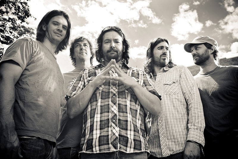 The Band of Heathens er fra Austin Texas og har eksisteret siden 2007 med med en del udskiftninger undervejs. Dog er de to hovedsangskrivere, guitarister og vokalister stadig med nemlig Ed Jurdi og Gordy Quist. Gruppen har udgivet en række fine albums, og de har gennem årene været nomineret til flere priser inden for Americana bl.a. som best duo/group of the year i 2010.
