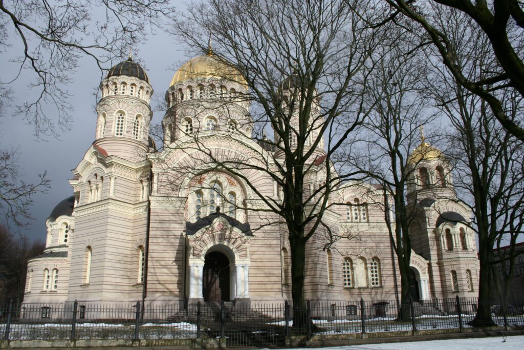 Riga is the capital in Latvia. Around 700,000 people live in Riga which in many ways is a modern European city mange flotte bygninger og bydele, museer, kirker og imponerende bygninger. Riga is an architectonic treasure chest with a multitude of beautiful buildings such as museums and churches, but also the old town with many cozy shops, squares, and restaurants.