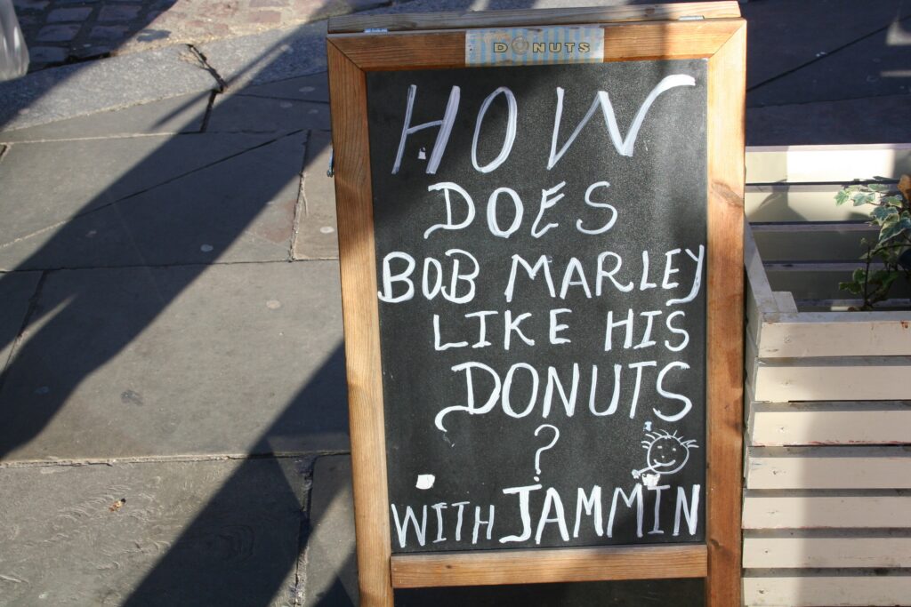 Billede: How does Bob Marley like his donuts?
With Jammin 😀

Billede taget i Notting Hill, London. Reggae on mon. 