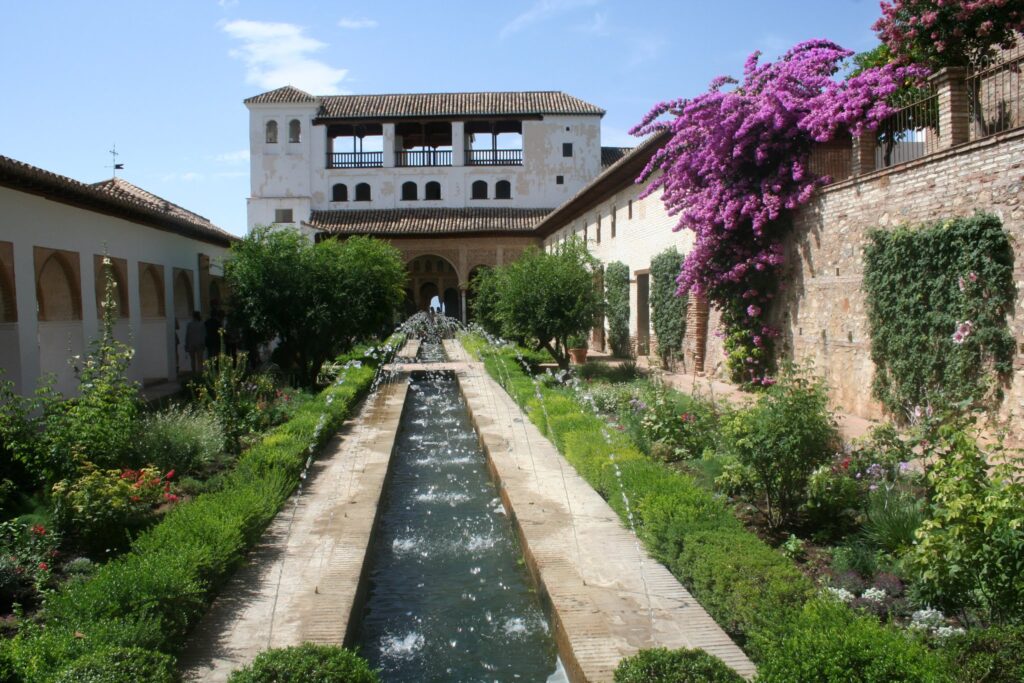 Alhambra er Spaniens største turistattraktion og er på Unescos Verdensarvsliste.   Bygningsværket ligger lige udenfor Granada i Andalusien og er både et palads og et fort.  Alhambra er enormt stort og betagende, og det vel værd at besøge. Du vil hverken fortryde dit besøg eller glemme det. Et godt råd er at købe billetter hjemmefra. Der er rigtig mange besøgende.  