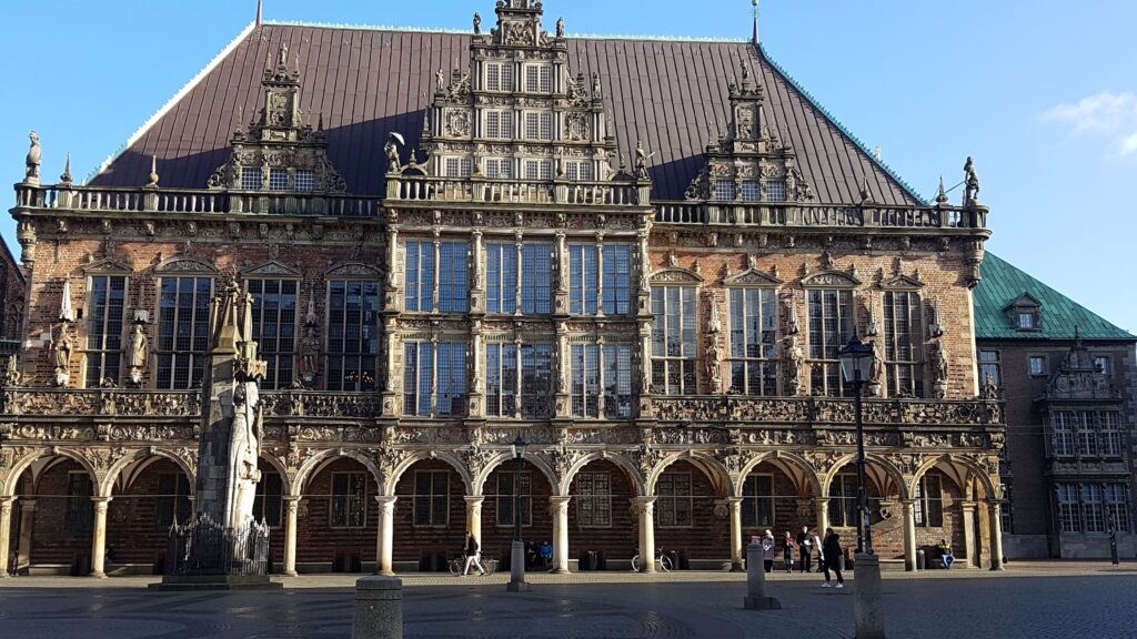 Bremen er med sin halv. mio. indbyggere en spændende by at besøge og et godt alternativ til Hamborg, hvis du ønsker at se en anden tysk storby. Bremen er fra 1400 tallet og der er mange spændende og smukke bygninger i byen.  Der er desuden et utal af gode restauranter og cafeer i byen samt gode shopping muligheder. 