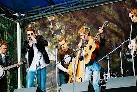 Old Crow Medicine Show er et amerikansk old time folk-country band, som har eksisteret siden 1998. Bandet spiller en forrygende blanding af egne og traditionelle sange. Bandets optræden er altid leveret med stor og humørfyldt energi.