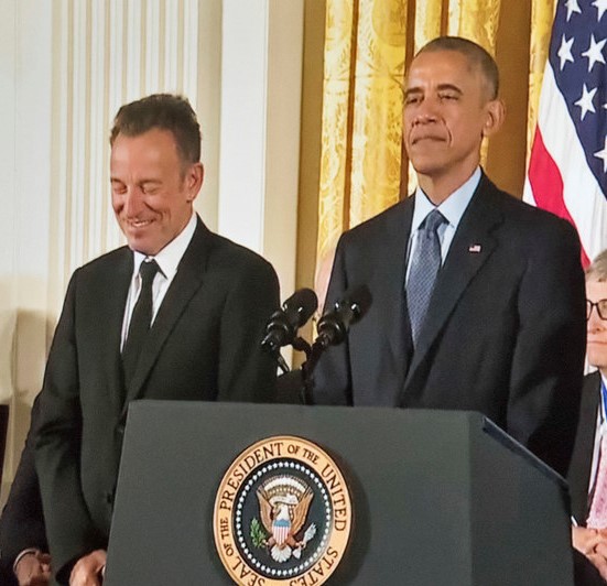 Renegades: Born in the USA er en podcastserie med de to venner Præsident Barack Obama og rockmusiker Bruce "the Boss" Springsteen. De to umage venner diskuterer og taler om emner som fædre, familie, musik, race, det amerikanske samfund mv. Serien er på engelsk, men kan sagtens lyttes til med almindelige engelskkundskaber.  Meget anbefalelsesværdig. 